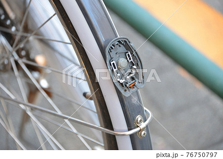壊れた自転車の尾灯 壊れた自転車の尾灯 76750797