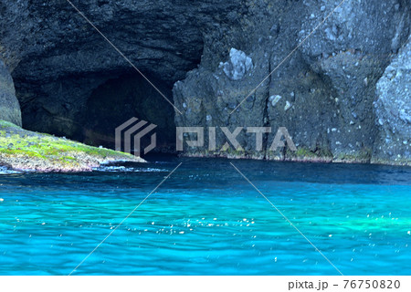 小樽海岸の秘境、青の洞窟。 76750820
