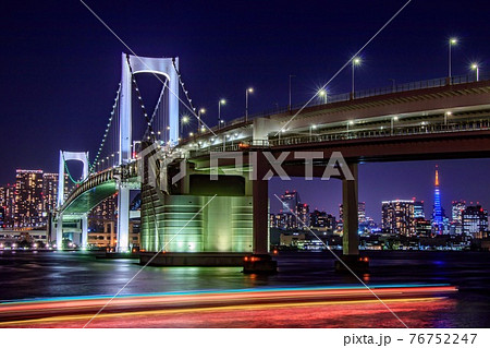 東京お台場　レインボーブリッジの夜景と船の光跡 76752247