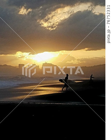 神奈川県茅ヶ崎市の茅ヶ崎海岸。嵐のあとに輝く夕陽とサーファー【4月】 神奈川県茅ヶ崎市の茅ヶ崎海岸。嵐のあとに輝く夕陽とサーファー【4月】 76752331