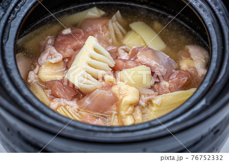 土鍋で炊くたけのこご飯 76752332