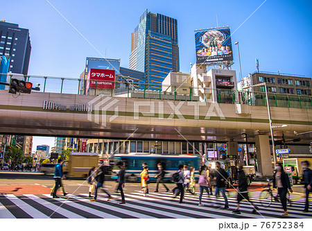 日本の東京都市景観　六本木交差点などを望む 76752384
