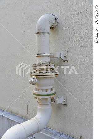 ビル壁面の送水管 ビル壁面の送水管 76752575