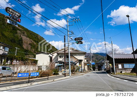 山梨県北都留郡小菅村 小菅村役場前の信号 山梨県北都留郡小菅村 小菅村役場前の信号 76752726
