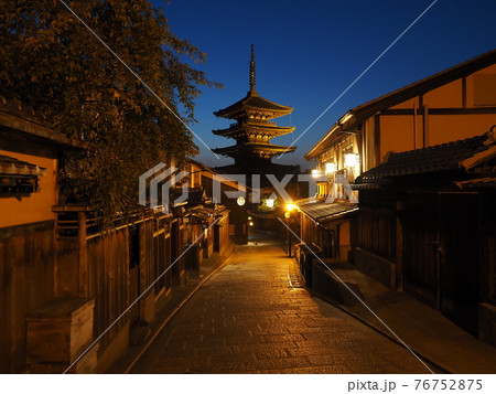 京都 マジックアワーの八坂の塔 京都 マジックアワーの八坂の塔 76752875