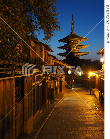 京都　マジックアワーの八坂の塔 76752883