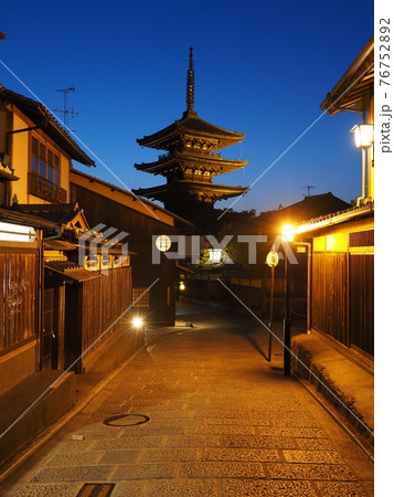 京都 マジックアワーの八坂の塔 京都 マジックアワーの八坂の塔 76752892