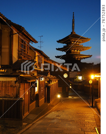 京都　マジックアワーの八坂の塔 76752893