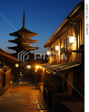 京都　マジックアワーの八坂の塔 76752894