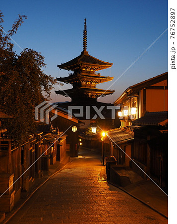 京都　マジックアワーの八坂の塔 76752897