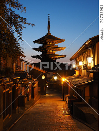 京都　マジックアワーの八坂の塔 76752905