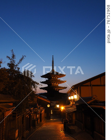 京都 マジックアワーの八坂の塔 京都 マジックアワーの八坂の塔 76752908