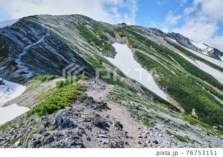 別山から立山（富士ノ折立、大汝山、雄山）と真砂岳に向かう立山の稜線縦走ルートの景色 76753151