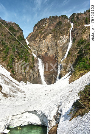春になり立山連峰の雪解け水が多く流れ込む落差日本一の称名滝（左）と雪解け時のみ現れるハンノキ滝（右） 76753152