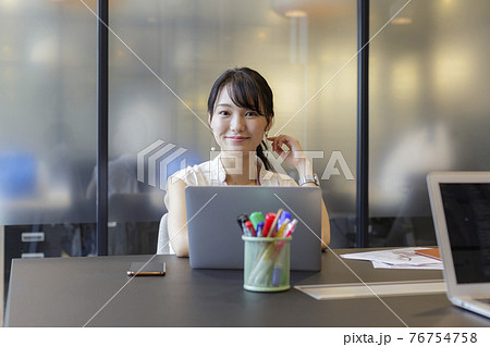 デスクで働く女性 ビジネスシーン デスクで働く女性 ビジネスシーン 76754758