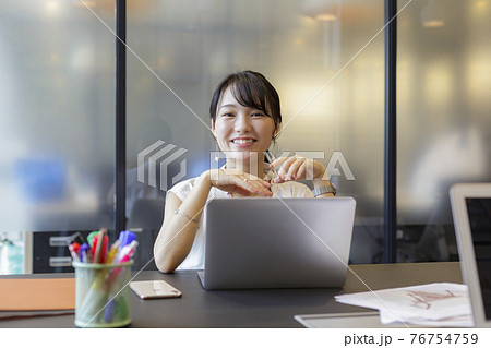 デスクで働く女性 ビジネスシーン デスクで働く女性 ビジネスシーン 76754759