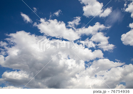 Blu sky with beautiful cumulus clouds 76754936