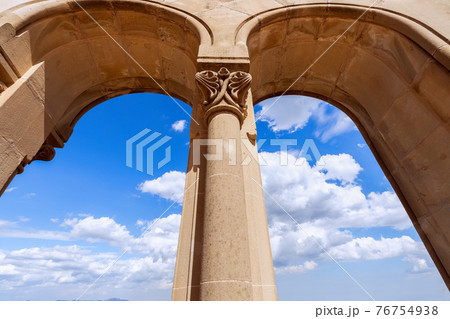 View from the arches to the beautiful blue sky with white clouds 76754938
