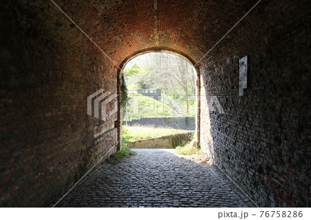ヨーロッパの中世のトンネル 横 の写真素材