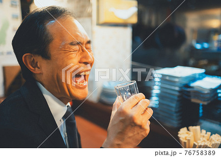 サラリーマンが居酒屋でビールを飲んでプハー サラリーマンが居酒屋でビールを飲んでプハー 76758389