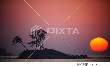 気仙沼市で見る島越しの日の出の朝日 気仙沼市で見る島越しの日の出の朝日 76758825