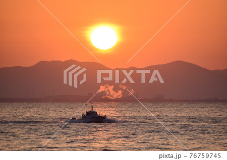 朝陽の中で漁に出る 朝陽の中で漁に出る 76759745