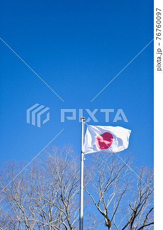 風になびく日の丸 76760097