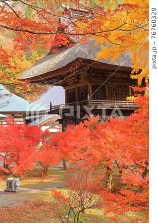 信濃大町の古刹　霊松寺の秋 76760329