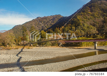 大井川鉄道井川線の車窓風景　川根両国吊り橋 76760384