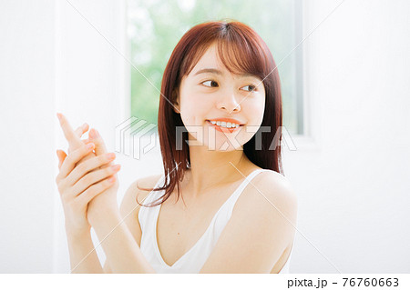 手のスキンケアイメージ　 76760663