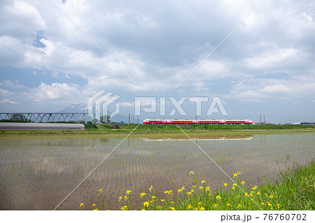 6月の水田と岩木山と特急つがる 76760702