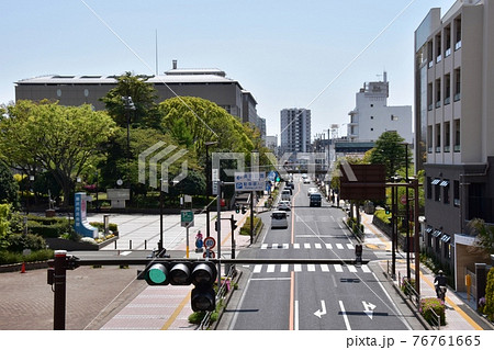 神奈川県藤沢市　国道467号線藤沢市民会館前付近の町並み 76761665
