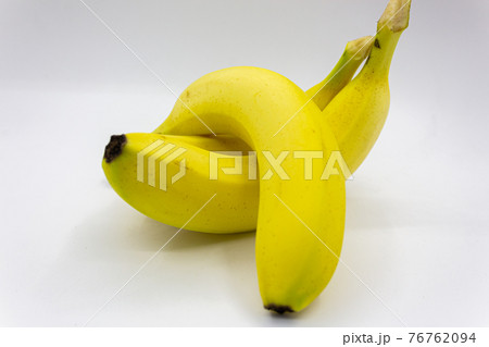 灰色の背景にバナナの写真 灰色の背景にバナナの写真 76762094