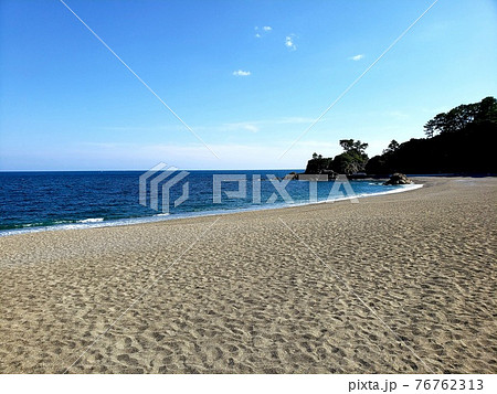 高知市浦戸の夏の名勝桂浜。白い砂浜と青い土佐湾【6月】 76762313