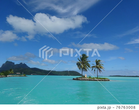ボラボラ空港から出発した船の上からの景色 ボラボラ空港から出発した船の上からの景色 76763008