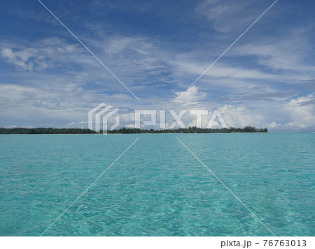 ボラボラ島の船の上から見える海と空の景色 76763013