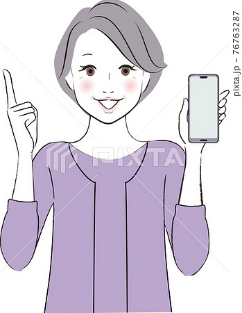 おばあさん　スマホを持つシニア女性 76763287