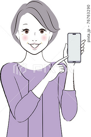 おばあさん　スマホを持つシニア女性 76763290