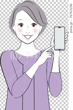 おばあさん　スマホを持つシニア女性 76763290