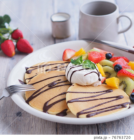 朝食 パンケーキのワンプレートの写真素材