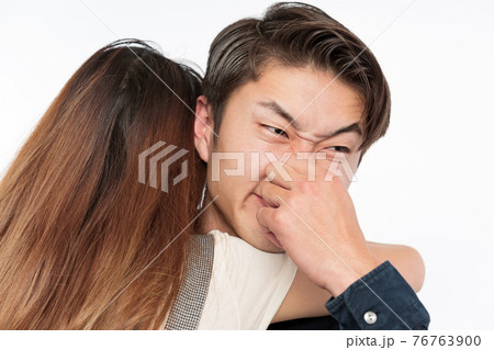 女性のニオイに鼻をつまむ男性 女性のニオイに鼻をつまむ男性 76763900