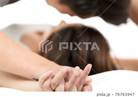 抱き合うカップル 抱き合うカップル 76763947