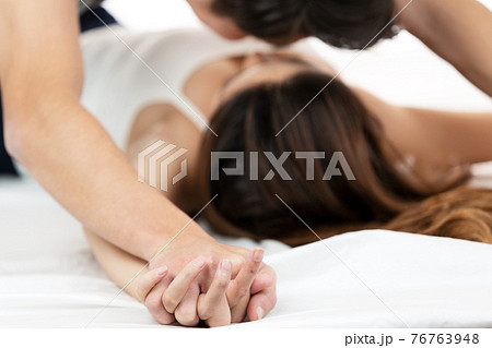 抱き合うカップル 抱き合うカップル 76763948