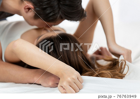 抱き合うカップル 抱き合うカップル 76763949