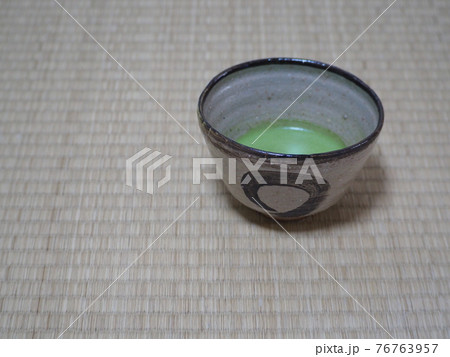 裏千家の抹茶　唐津茶碗 76763957