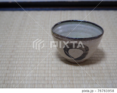 裏千家の抹茶　唐津茶碗 76763958