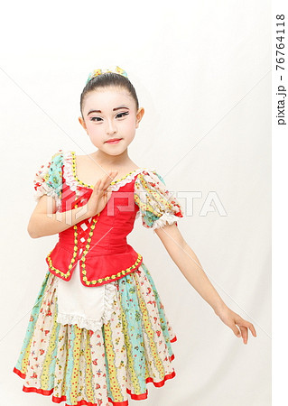 メイクを施され舞台衣装を着た少女 76764118