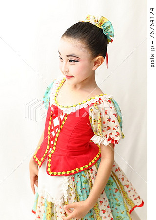 舞台衣装を着てメイクアップを施された少女 76764124