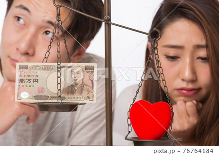 愛とお金を比較するカップル 76764184