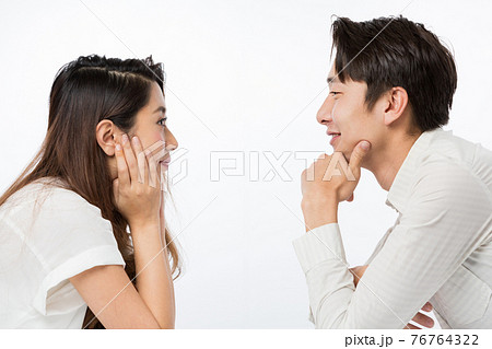 対面する男女. 対面する男女. 76764322